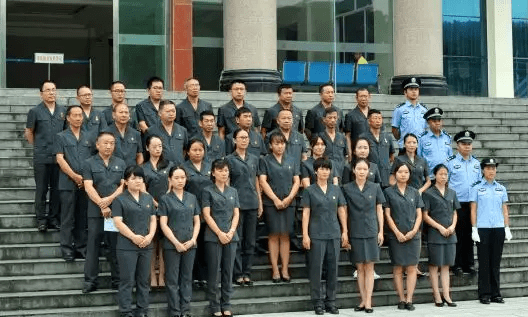 镇沅县人民举行换装新款制服换装仪式